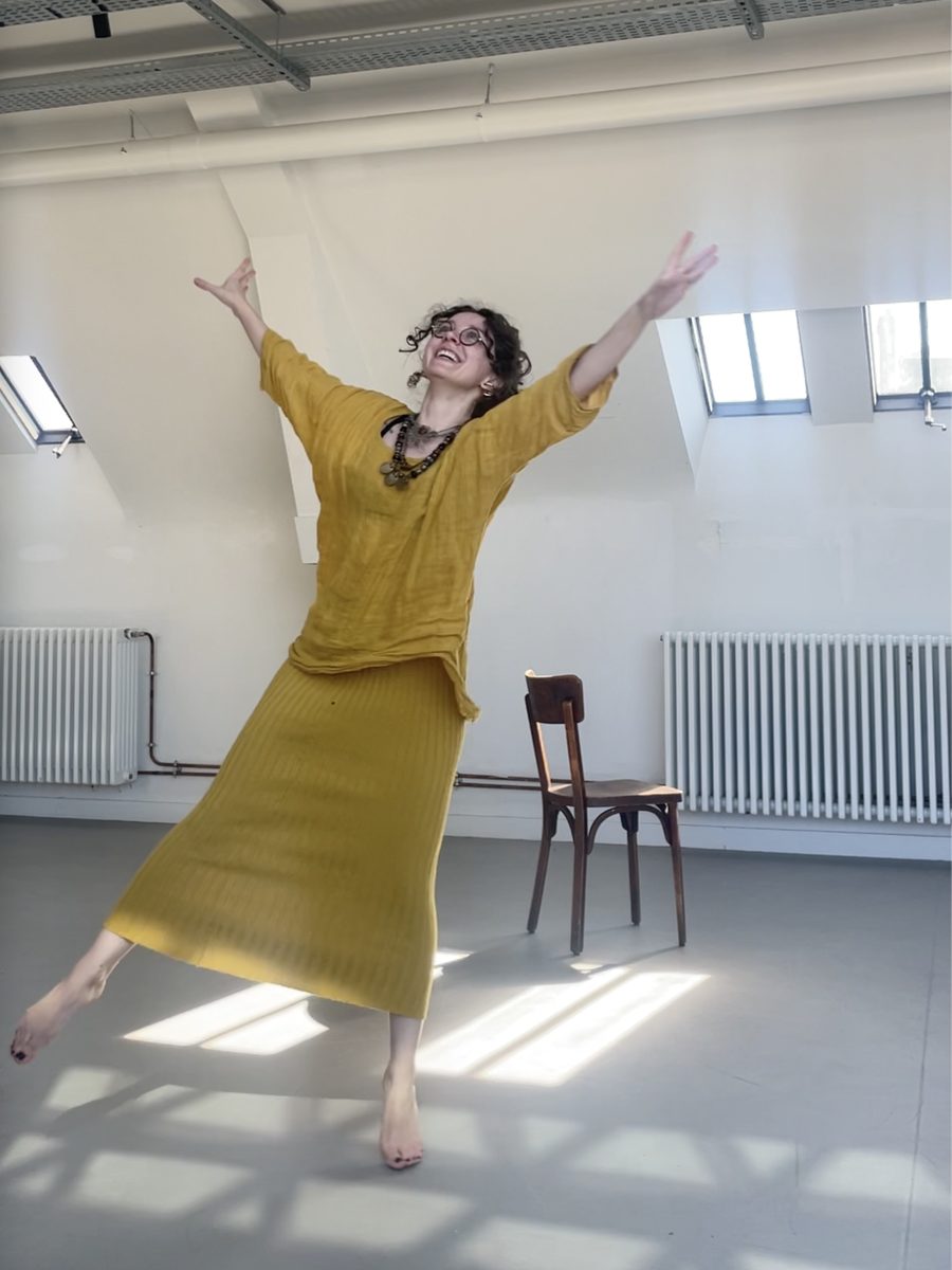 Alchimie du Lâcher Prise — danse, bras ouverts dans la lumière