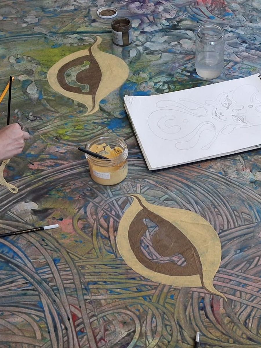 Motifs dorés du masque en cours de tracé