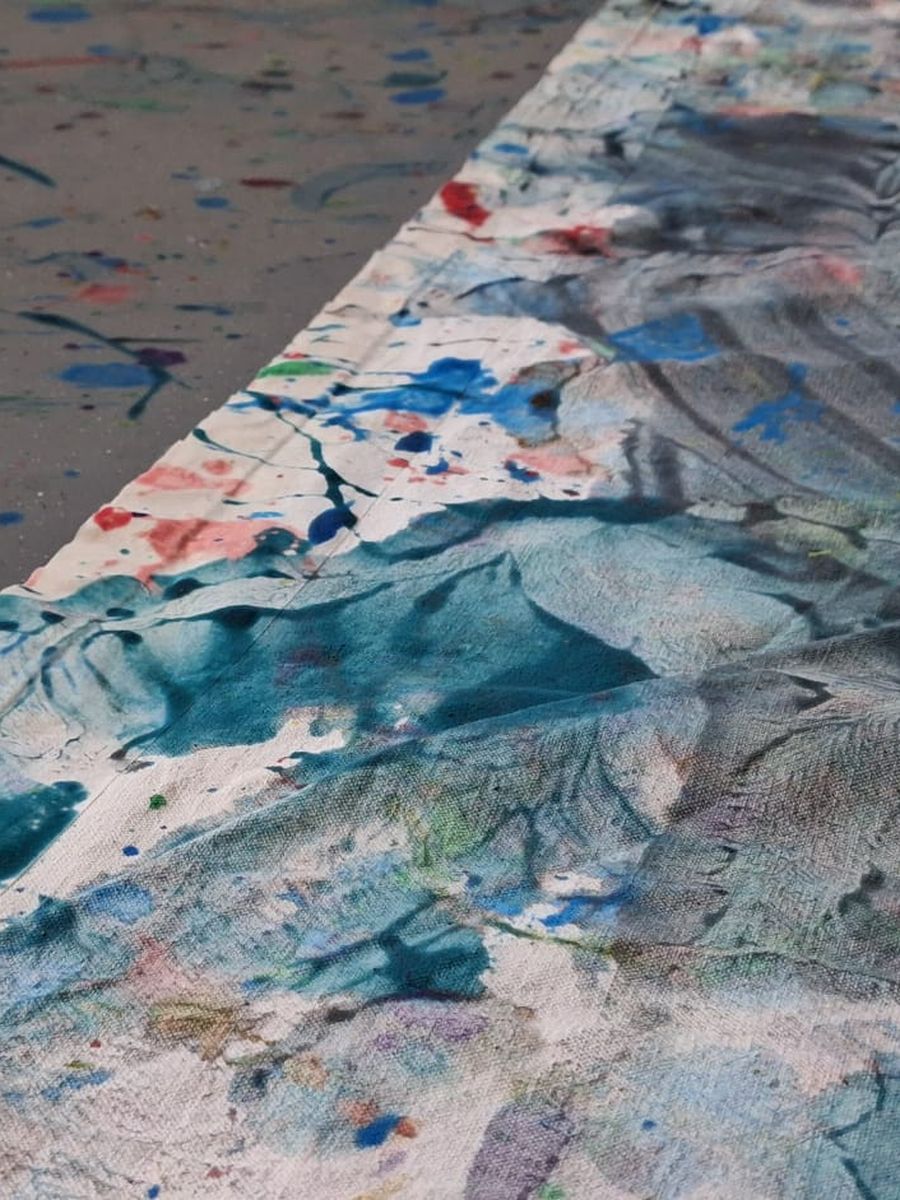 La toile peinte débordant sur le sol
